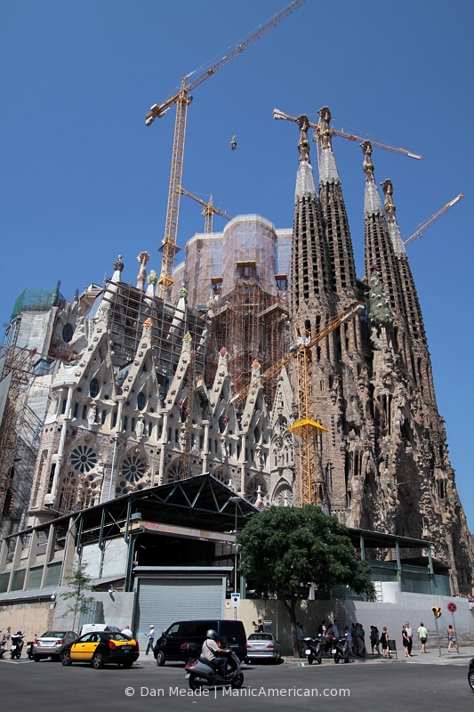 Tahe Basilica de la Sagrada Familia enconscend in scaffolding